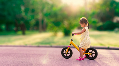Велосипед чи самокат: як вибрати ідеальний транспорт для дівчинки дошкільного віку?