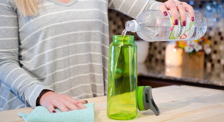 Як прибрати запах з пластикової пляшки для води