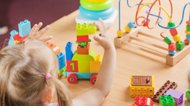Полезные игрушки: чем играть малышу до 2 лет