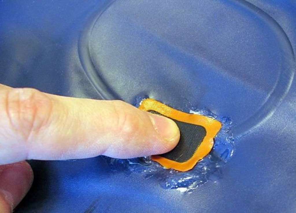 Как подготовить поверхность надувного матраса к ремонту